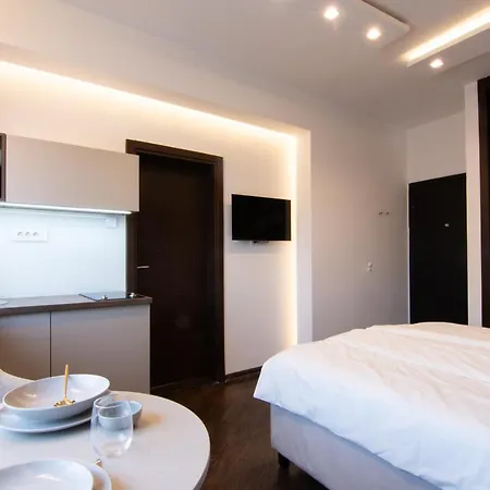 Square 6 Apartment *