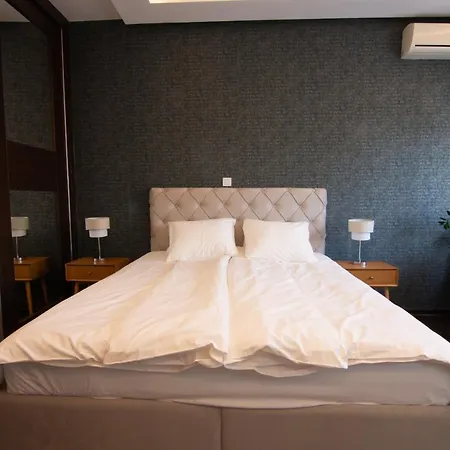 Apartment Square 6