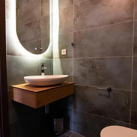 Apartament Square 6 *