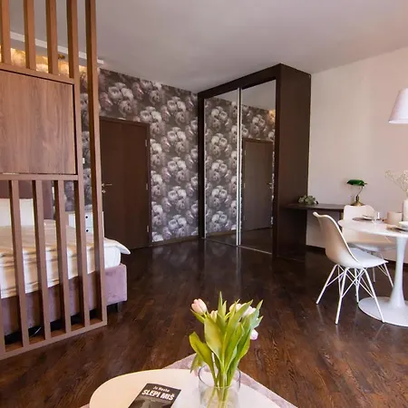 Square 6 Apartament *