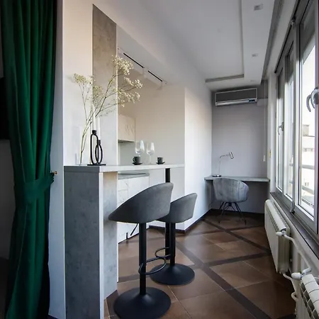 Square 6 Apartament *