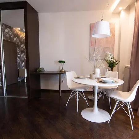 Square 6 Apartment *